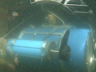 Vehículo submarino para limpiar jaulas de salmones